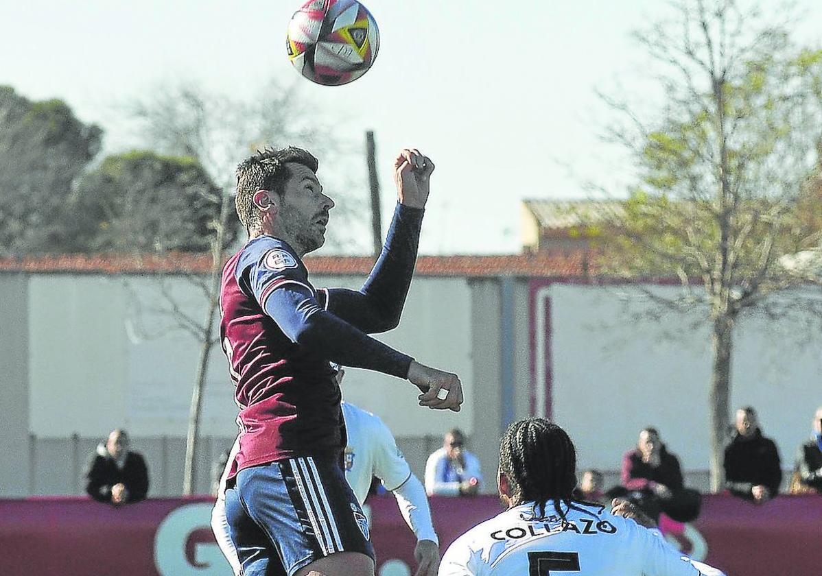 Dani Segovia cabecea un balón por alto en el duelo frente al Illescas.