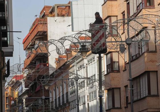 Los adornos navideños se despiden once meses de Palencia