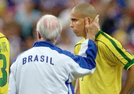 Zagallo consuela a Ronaldo en el Mundial de 1998.