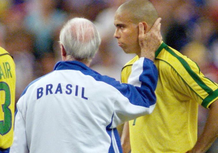 Zagallo consuela a Ronaldo en el Mundial de 1998.