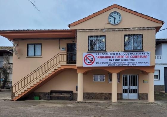 Fachada del Ayuntamiento de San Vicente de la Cabeza donde denuncia la falta de cobertura.