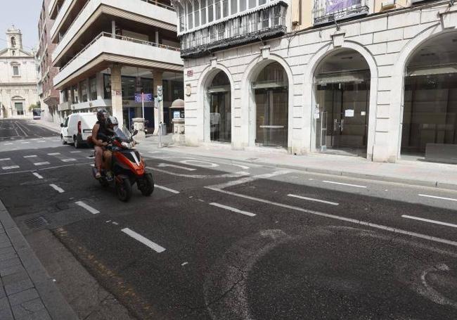 Calle Don Sancho, en la que se renovará el pavimento.