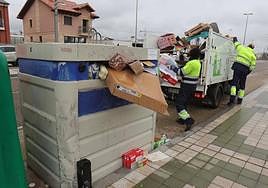 Trabajos de recogida del cartón acumulado en el Paseo de la Julia.