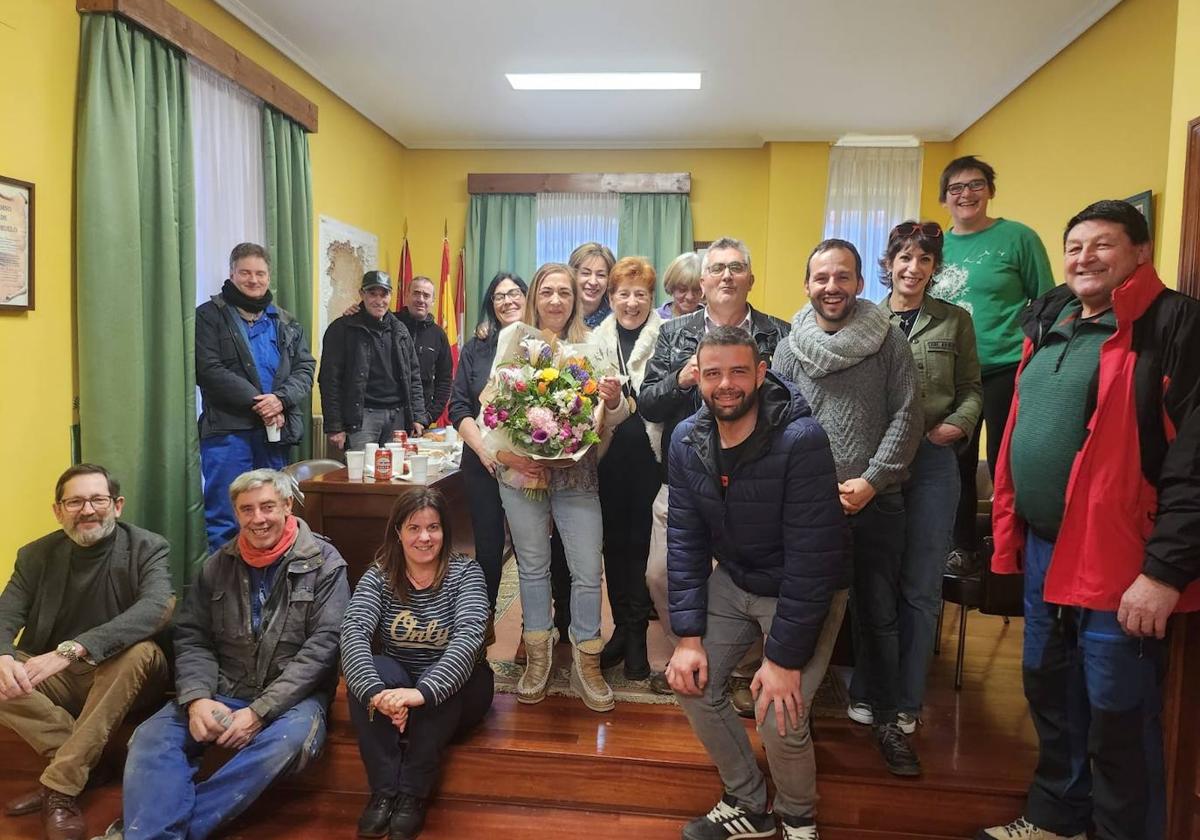 María Pilar Santos, en el centro, rodeada de compañeros del Ayuntamiento y familiares.