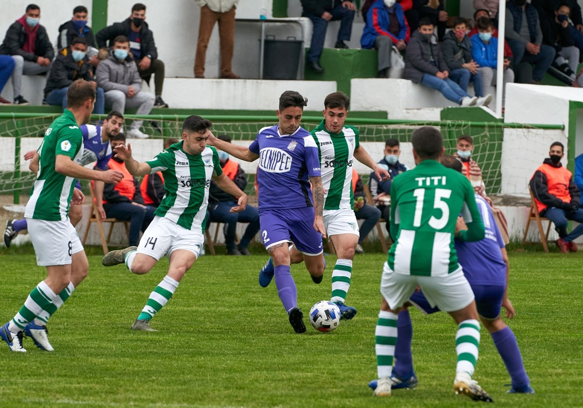 'Jesu' intenta el disparo, en un partido durante su etapa en el Becerril.