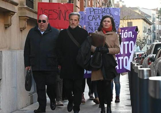 Pedro Muñoz a la entrada de la Audiencia Provincial de León.