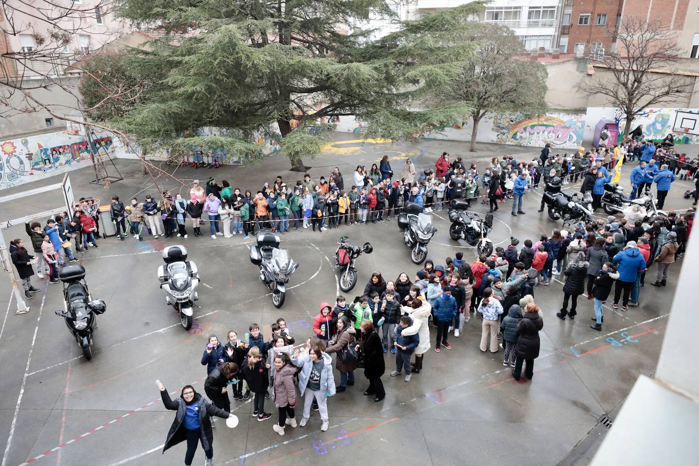 La visita de los motoristas de Pingüinos al colegio García Quintana, en imágenes