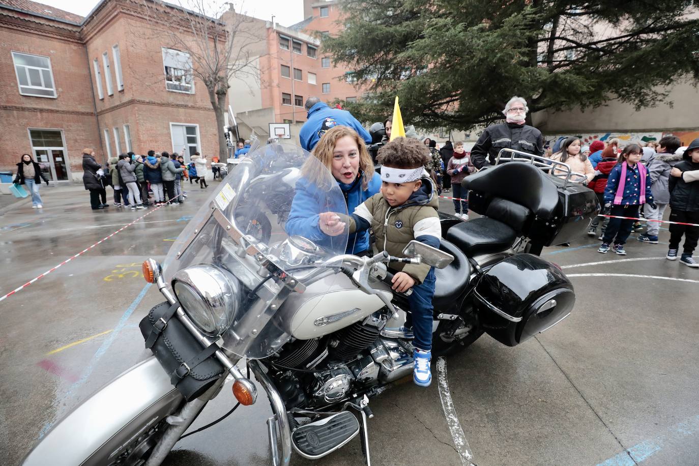 La visita de los motoristas de Pingüinos al colegio García Quintana, en imágenes