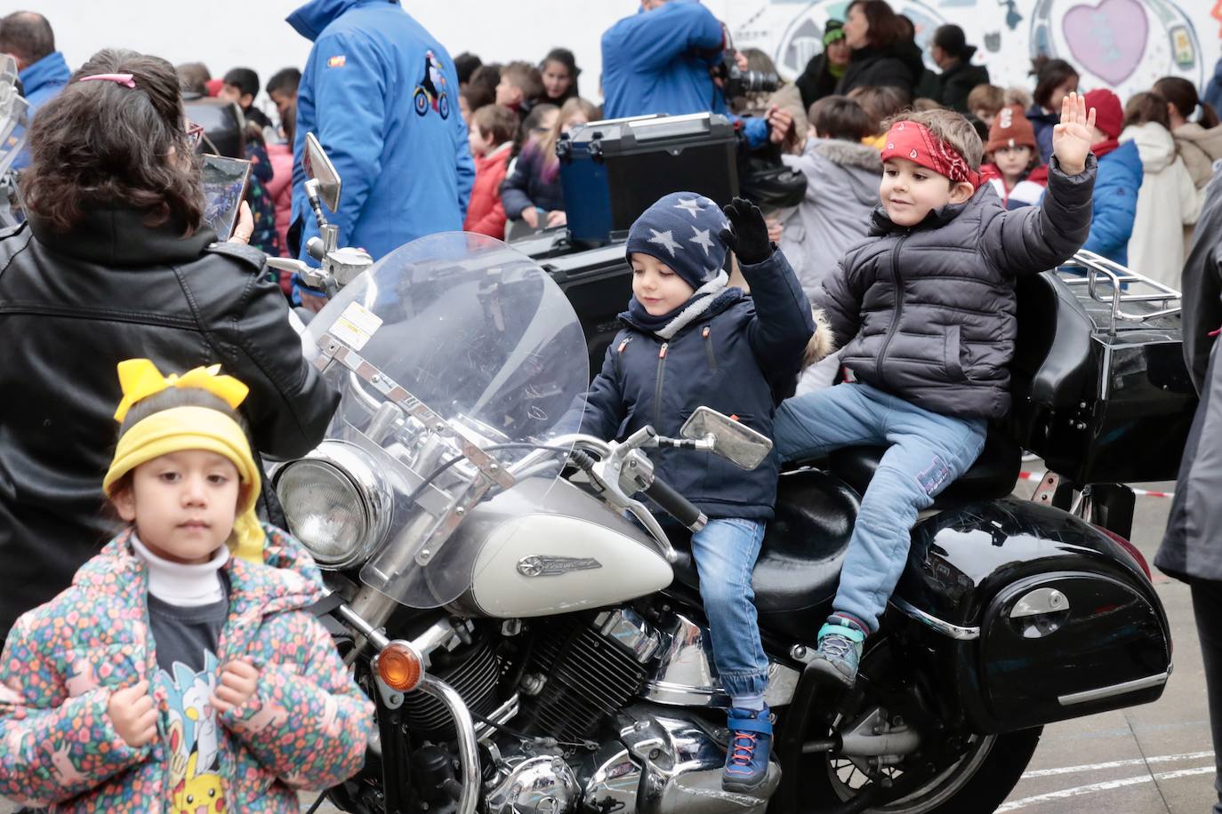 La visita de los motoristas de Pingüinos al colegio García Quintana, en imágenes