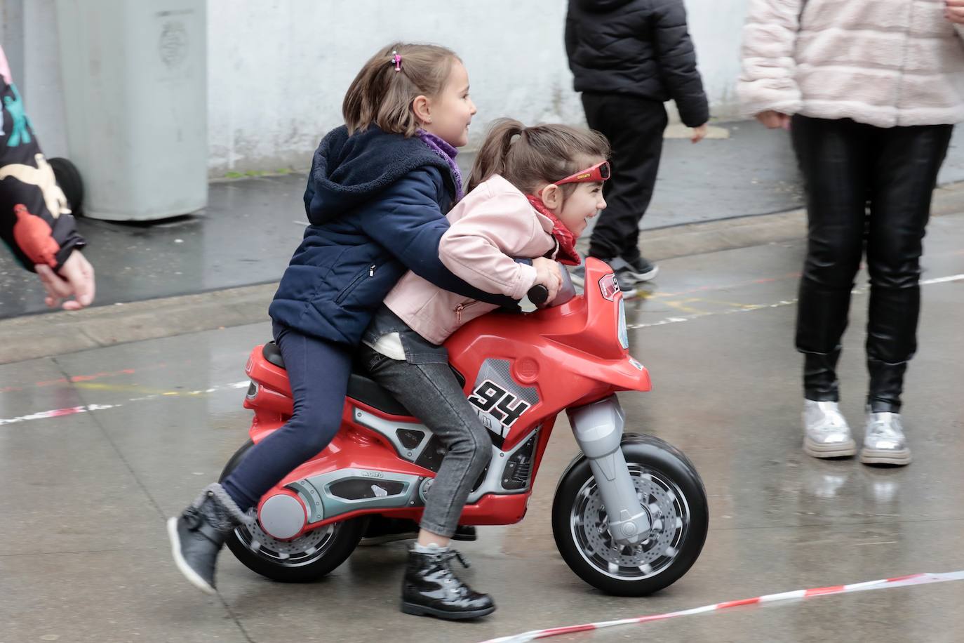 La visita de los motoristas de Pingüinos al colegio García Quintana, en imágenes