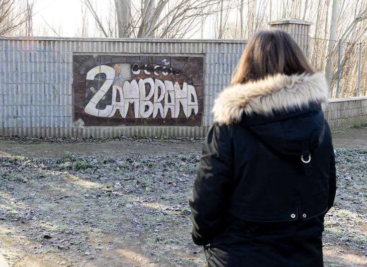 La educadora del Zambrana, frente al centro de trabajo en el que está de baja por ansiedad.