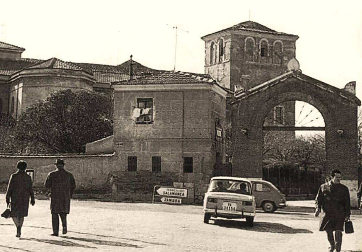 Entrada al hospital psiquiátrico (Monasterio de Prado) desde la carretera de Salamanca, en los años 70 del siglo XX.