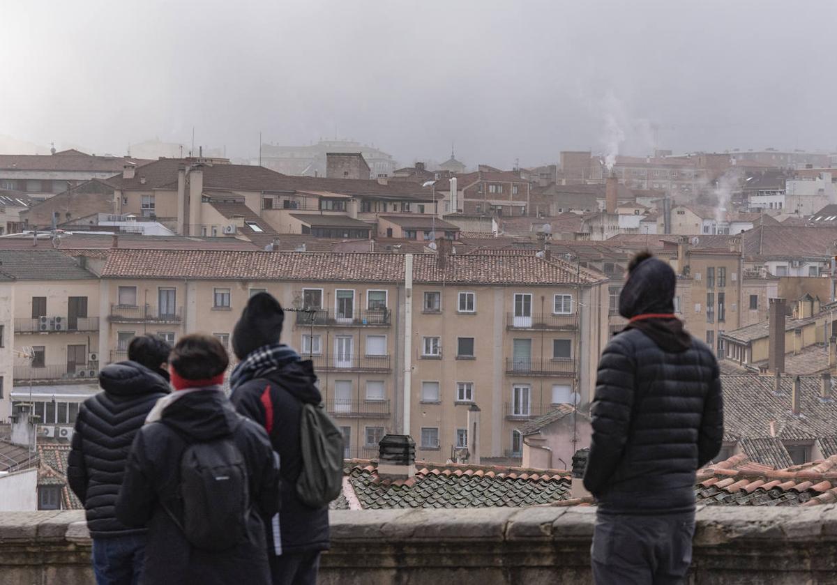 Varias personas observan la niebla desde el mirador de La Canaleja, este jueves.