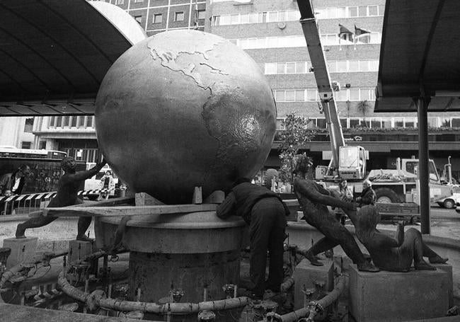 Un operario repara una avería en el sistema rotatorio de la fuente del Globo Terráqueo de la Plaza España en 1999.