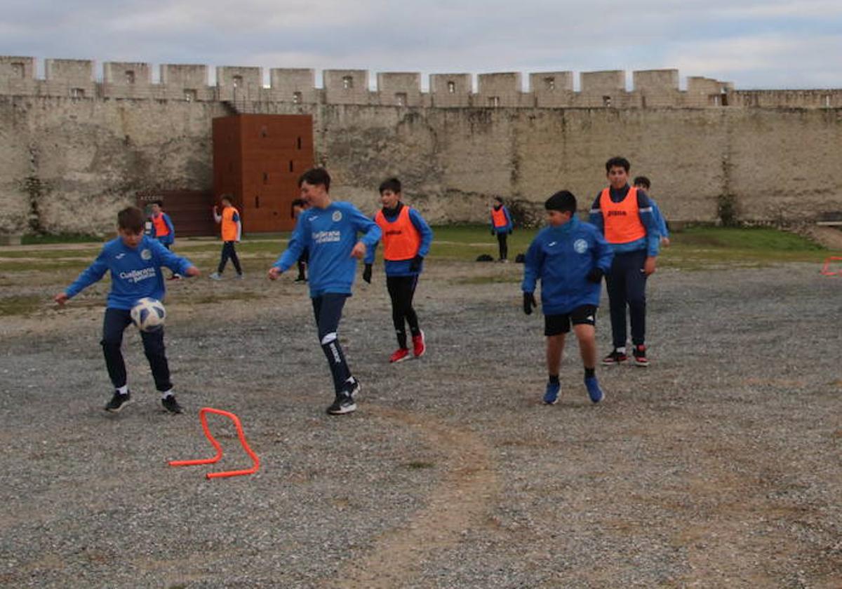 Varios jóvenes entrenan en la explanada del castillo de Cuéllar.