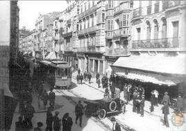 Vehículo y tranvía en la calle Santiago, años 20.