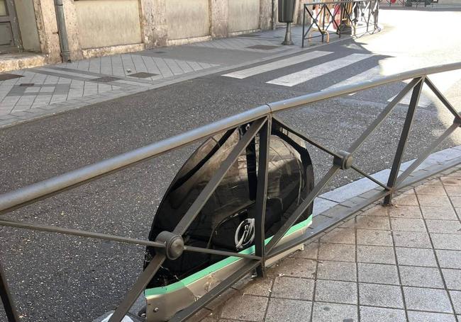 La pieza que perdió hace meses un bus eléctrico en un giro en la calle Echegaray.