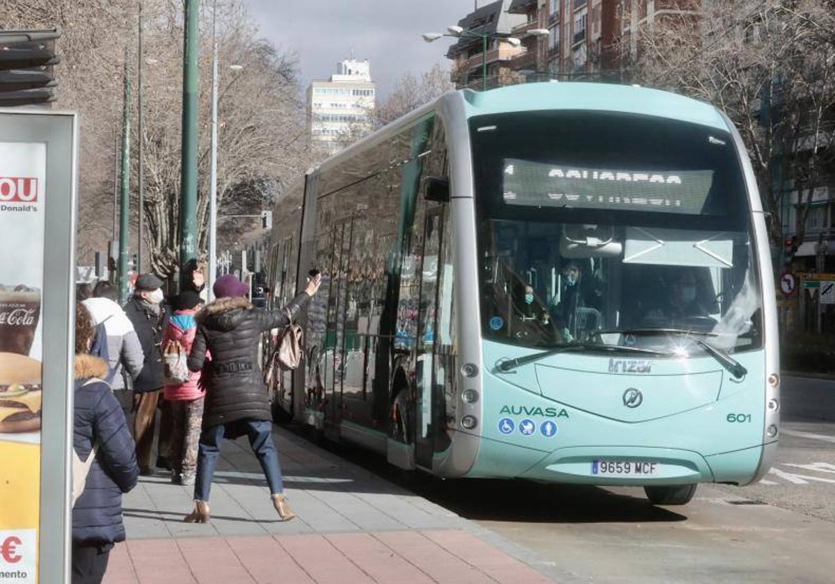 Imagen de archivo de un autobús urbano de Valladolid.