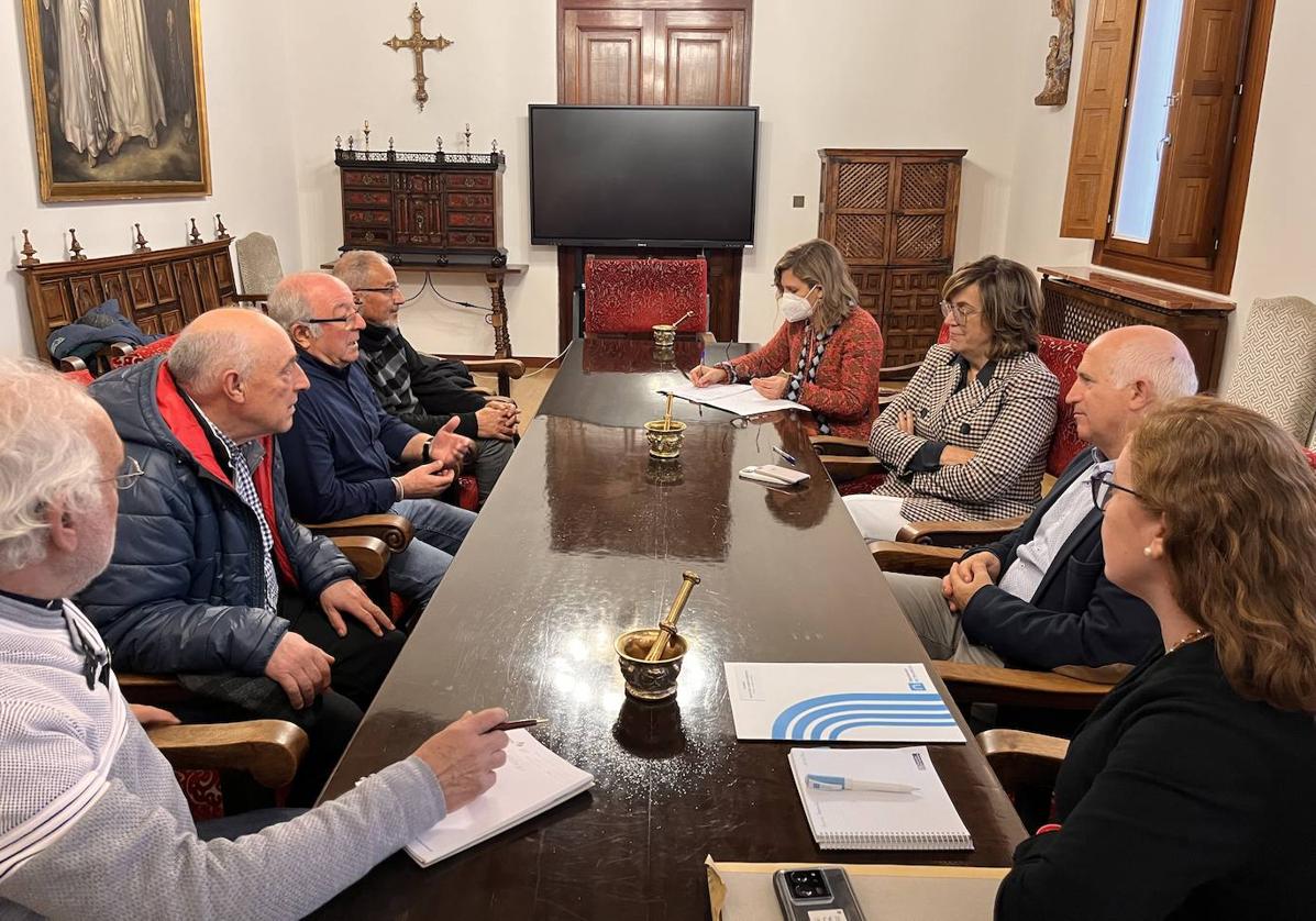 Reunión de la presidenta de la Diputación con la plataforma vecinal de Barruelo.