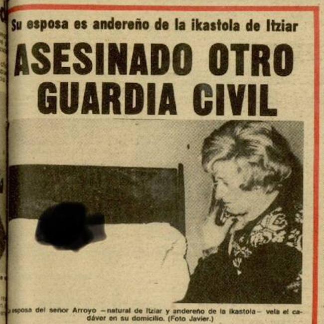 Noticia de El Diario Vasco, con la viuda de Benito durante el velatorio del cadáver de su marido.