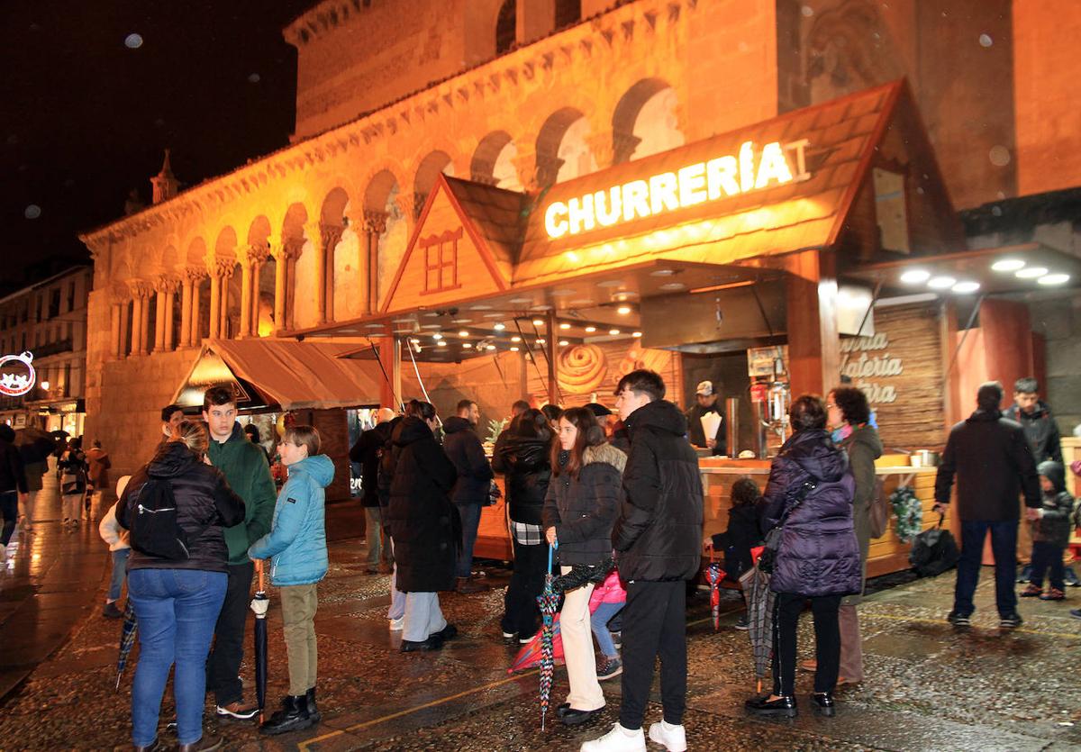 Varias personas esperan para comprar en la churrería que estuvo ubicada junto a la iglesia de San Martín.