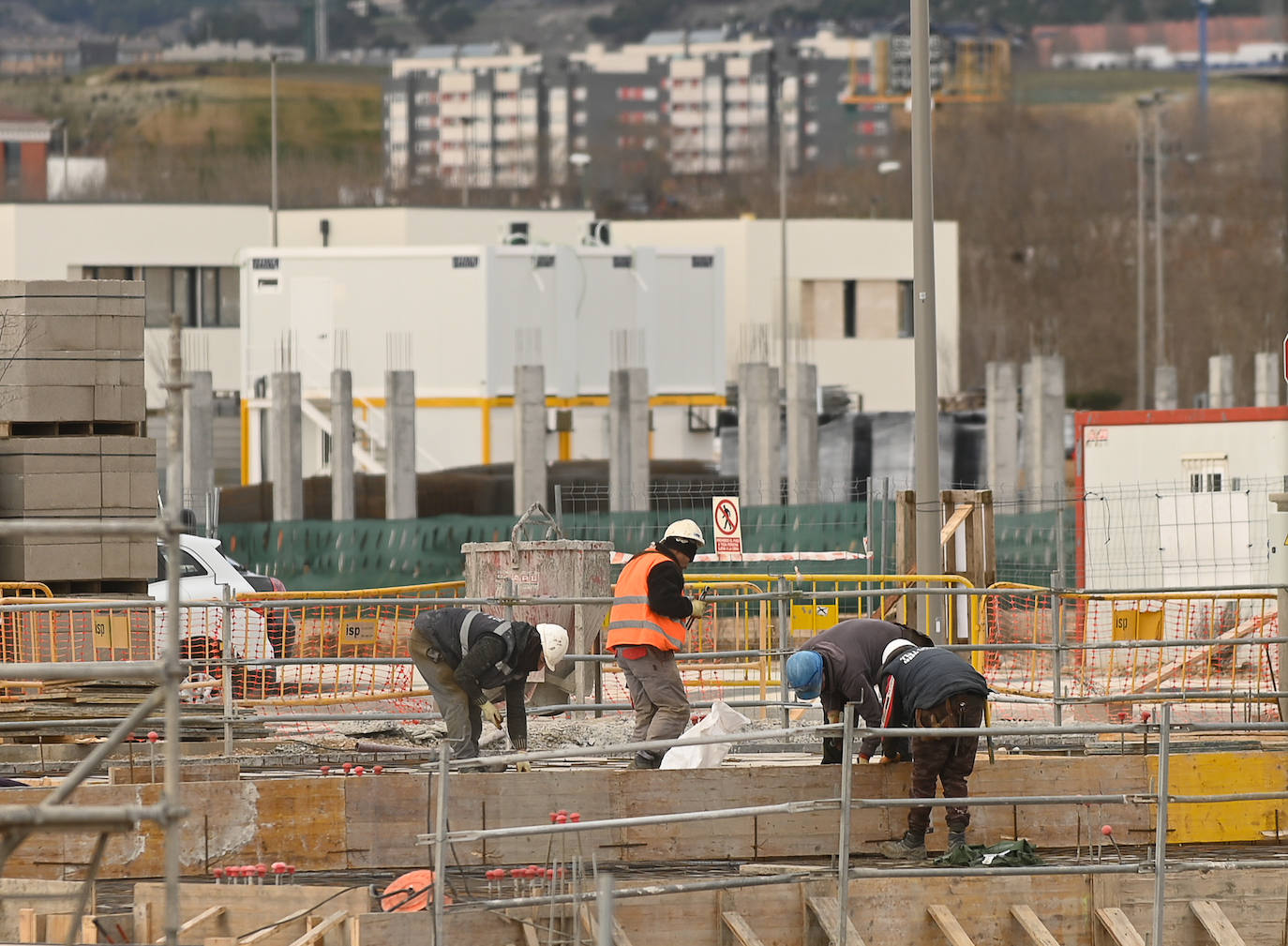 Labores de construcción de viviendas en la zona de El Peral.