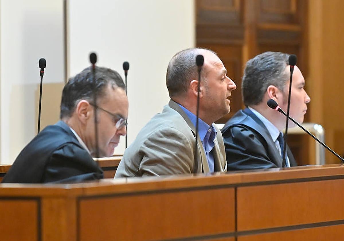 El acusado de dejar tuerto a un cazador, en el centro de la imagen, en la Audiencia de Valladolid.