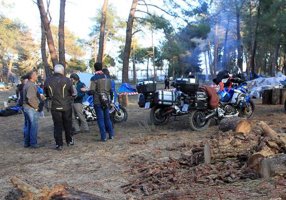 Un grupo de asistentes a la concentración motera en Cantalejo.