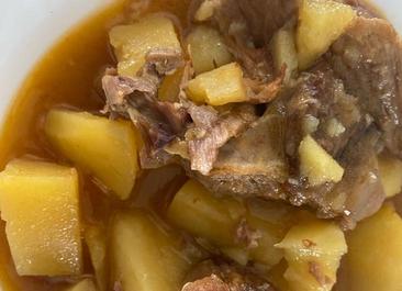 Patatas con costilla, un plato tradicional