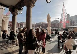 Ambiente en una terraza de la Plaza Mayor de Valladolid, la pasada Navidad.