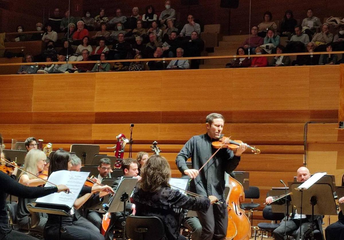 El vallisoletano Roberto González-Monjas, en el concierto de ayer como director y solista de violín.