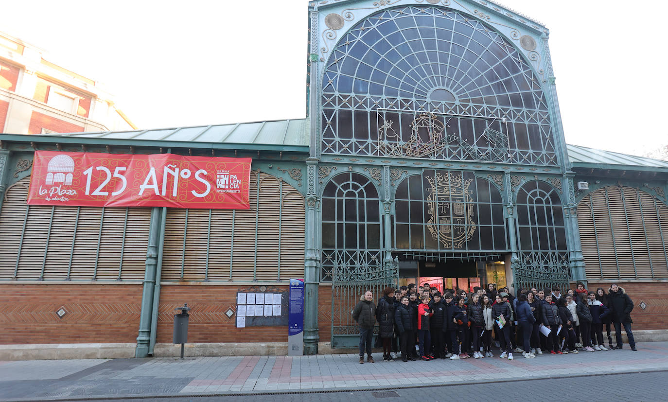 Los alumnos de La Salle visitan la Plaza de Abastos para un proyecto