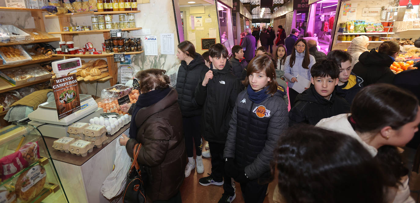 Los alumnos de La Salle visitan la Plaza de Abastos para un proyecto