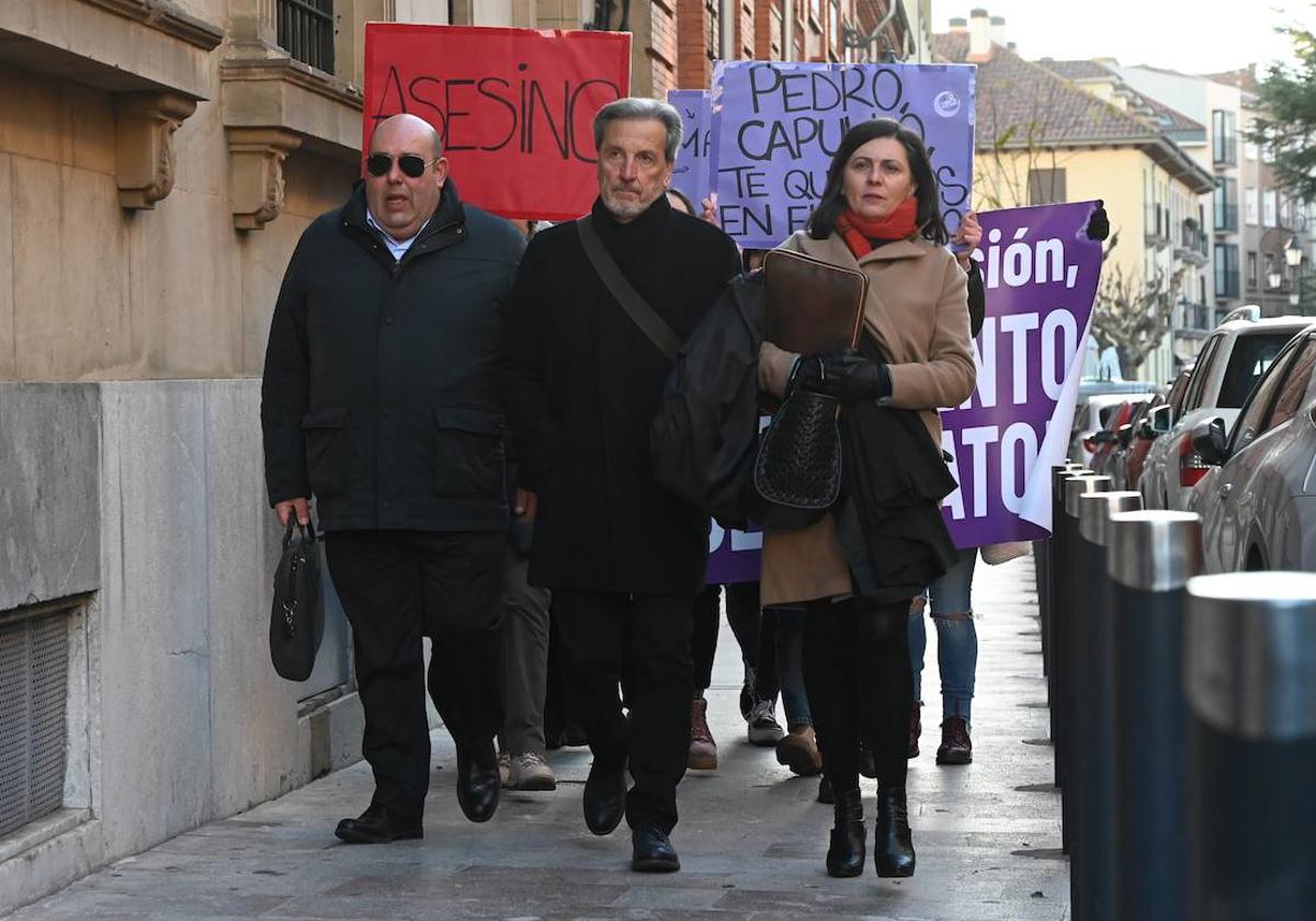 Pedro Muñoz (en el centro), exconcejal de Ponferrada por Coalición por El Bierzo y antes exalcalde de Toreno y exprocurador autonómico del PP, uno de los días del juicio.