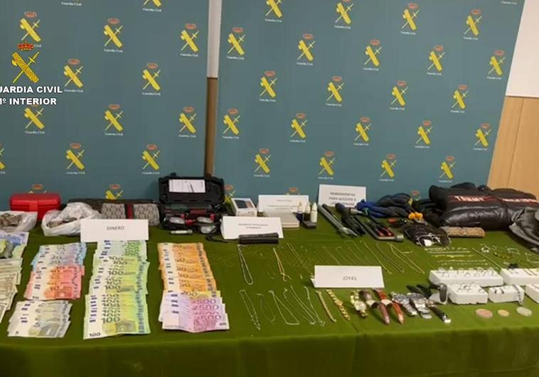 Dinero, joyas y objetos recuperados por la Guardia Civil.