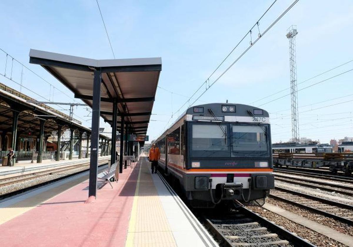 Un tren en la estación Campo Grande de Valladolid.