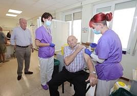 Un hombre recibe la vacuna de la gripe el primer día de la campaña de vacunación en los centros de salud.
