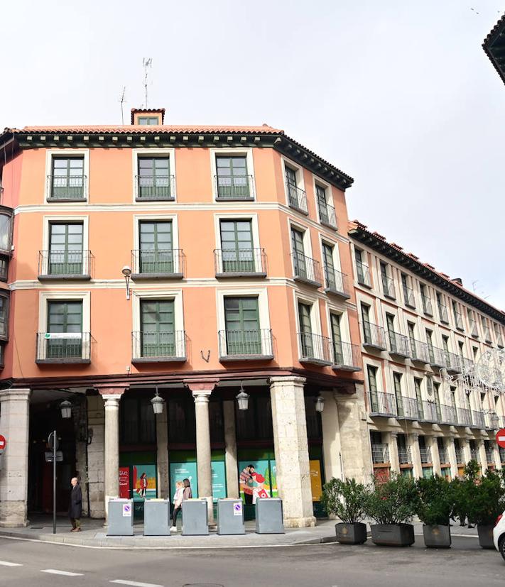 Imagen secundaria 2 - Arriba, Nacho, Pache, Concha y Rosa Calvo del Olmo, nietos del fundador de Almacenes Catalanes e hijos de Tomás Calvo Cuadrillero. Abajo, tarjeta del comercio y edificio donde en cuyo bajo se encontraban los almacenes familiares.