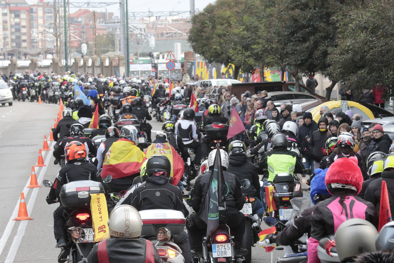 El desfile de banderas de Pingüinos, en imágenes (1/2)