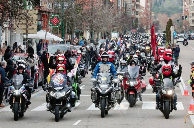 El desfile de banderas, a su paso por la calle Puente Colgante, en Valladolid.