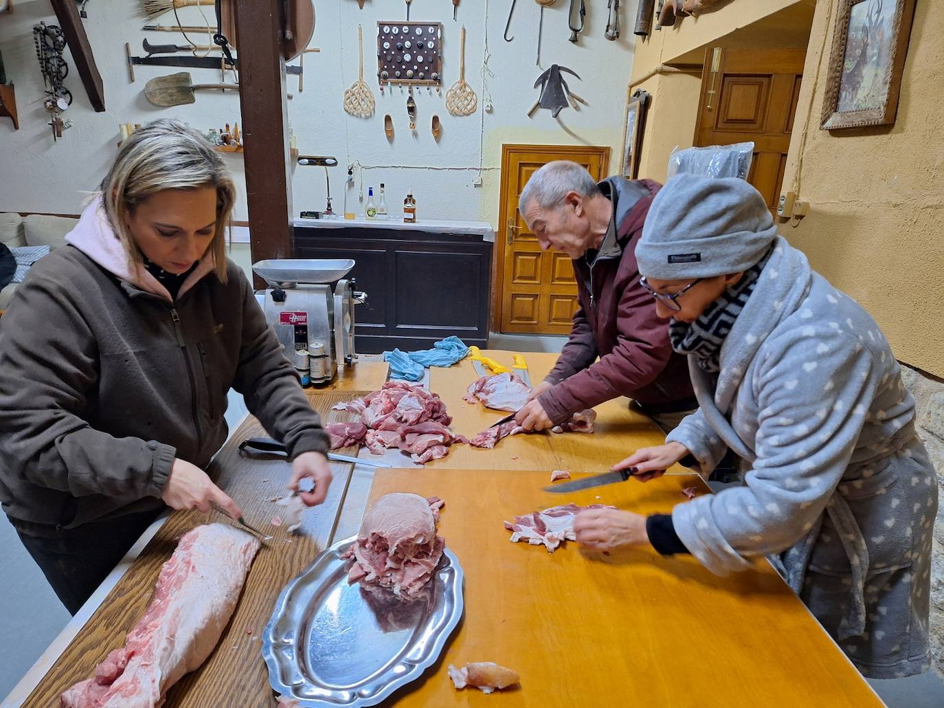 La matanza tradicional del cerdo de una familia de Rioseco, en imágenes