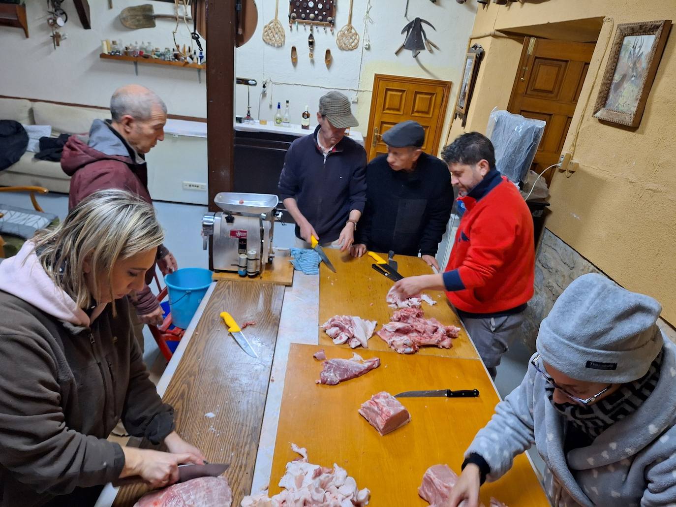 La matanza tradicional del cerdo de una familia de Rioseco, en imágenes