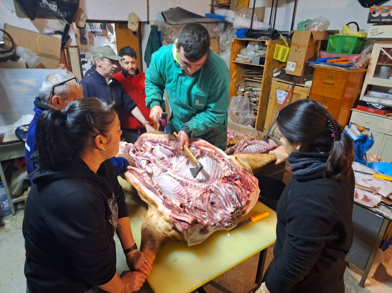 La matanza tradicional del cerdo de una familia de Rioseco, en imágenes