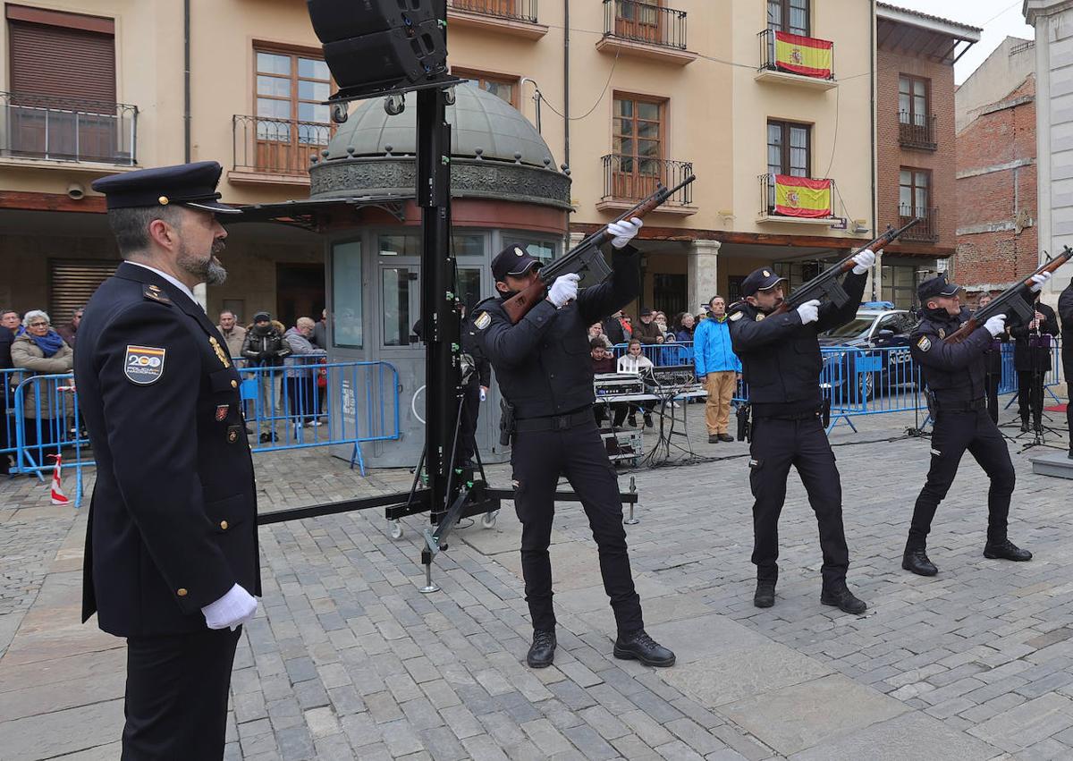 Imagen secundaria 1 - Acto para conmemorar el bicentenario de la Policía Nacional, este sábado en Palencia.