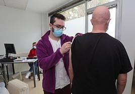 Un hombre recibe la vacuna en el centro de salud La Puebla.