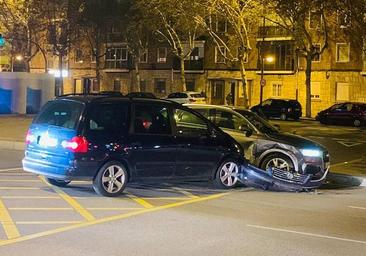 Aparatosa colisión sin heridos entre dos coches en el Paseo de Zorrilla