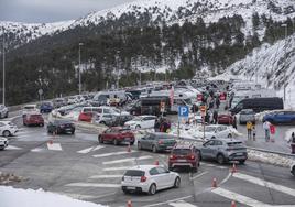 Embotellamiento este fin de semana en el alto de Navacerrada debido a que el parking está lleno