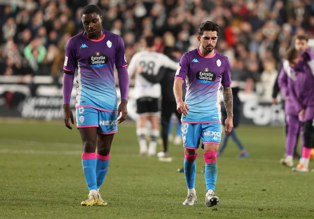 Boyomo y Monchu abandonan cabizbajos el césped del estadio El Plantío tras caer en el derbi.