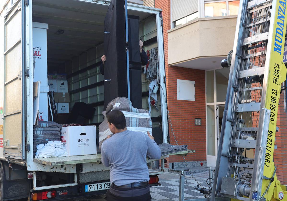 Mudanza de una vivienda en la avenida de Simón Nieto.