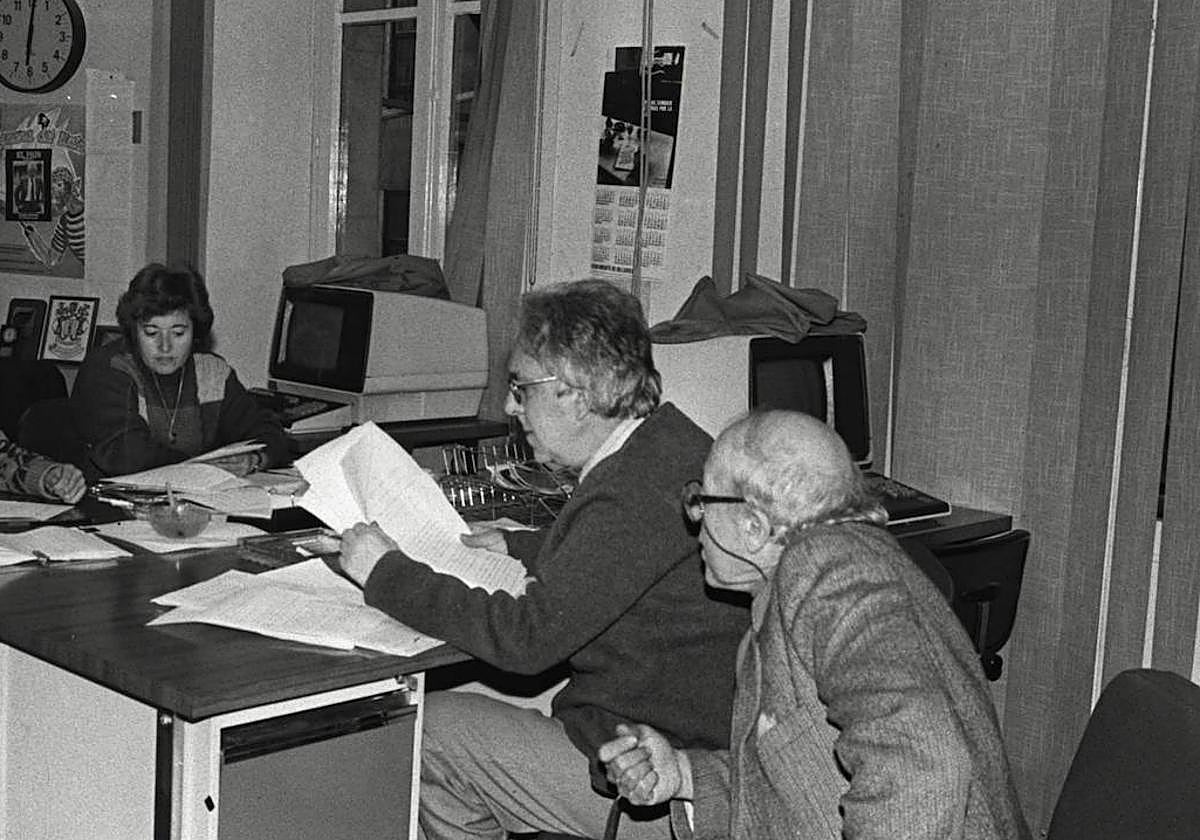 Lera, en 1987, en la vieja Redacción de Duque de La Victoria. Tras él, Jiménez Lozano y enfrente, Marga Serrano.